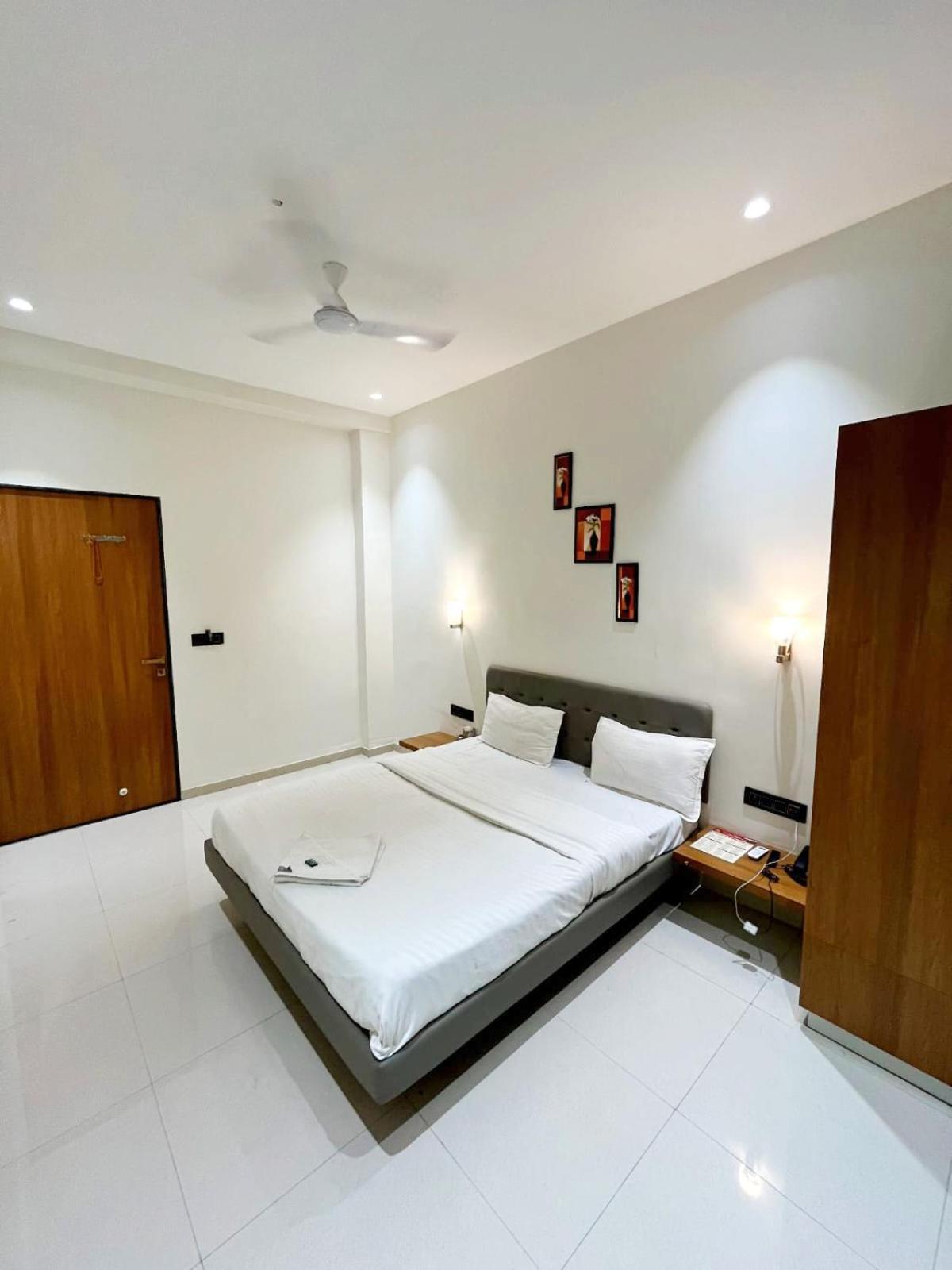 Hotel Gold Palace Inn Surat Dış mekan fotoğraf