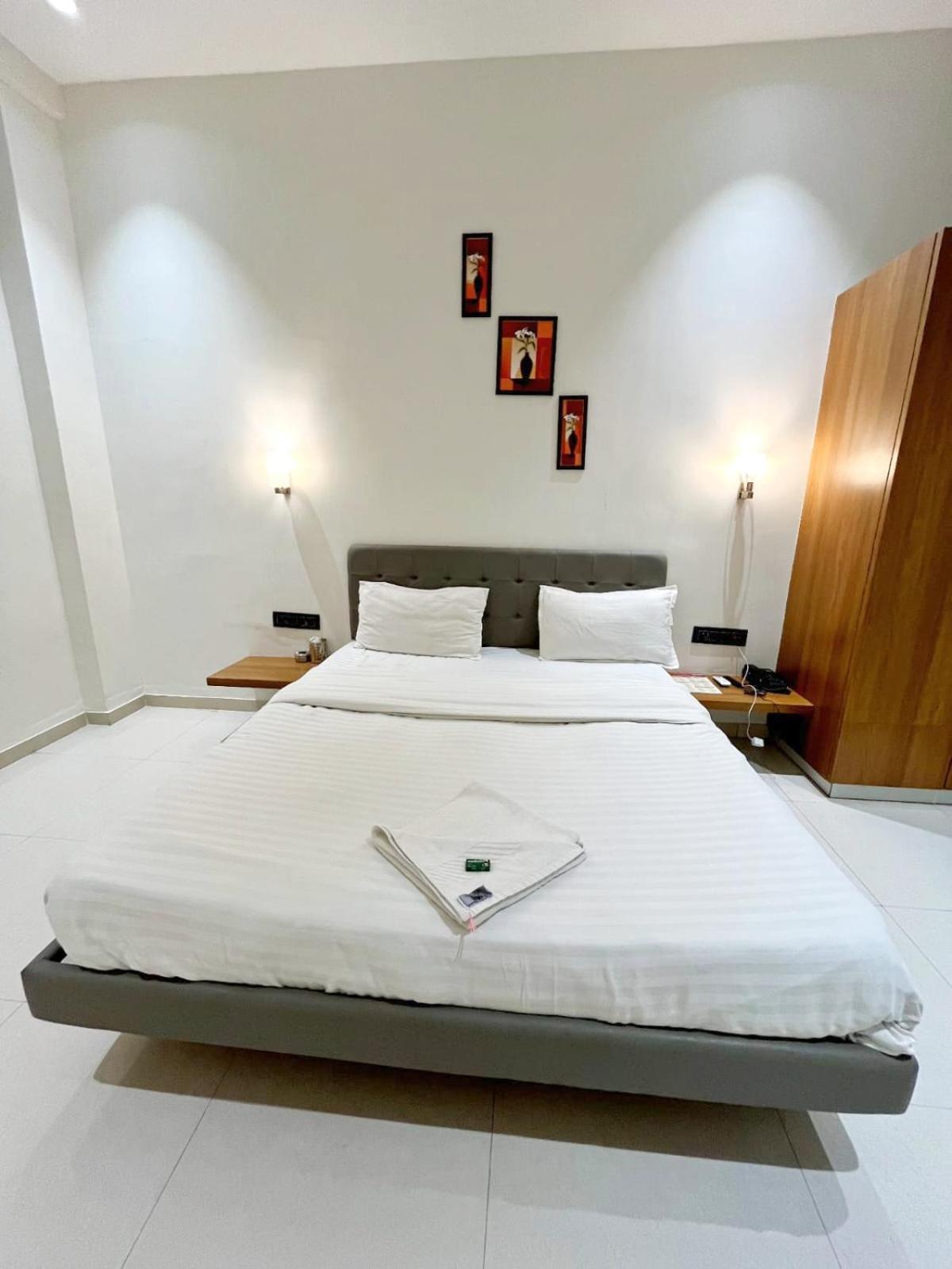 Hotel Gold Palace Inn Surat Dış mekan fotoğraf