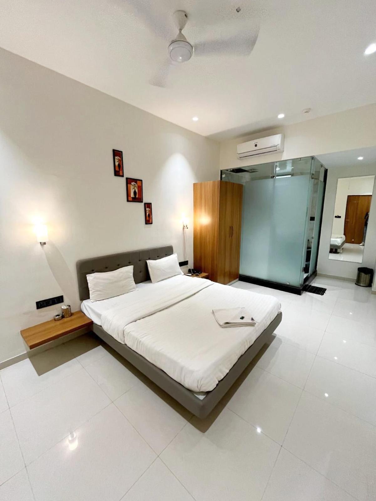 Hotel Gold Palace Inn Surat Dış mekan fotoğraf