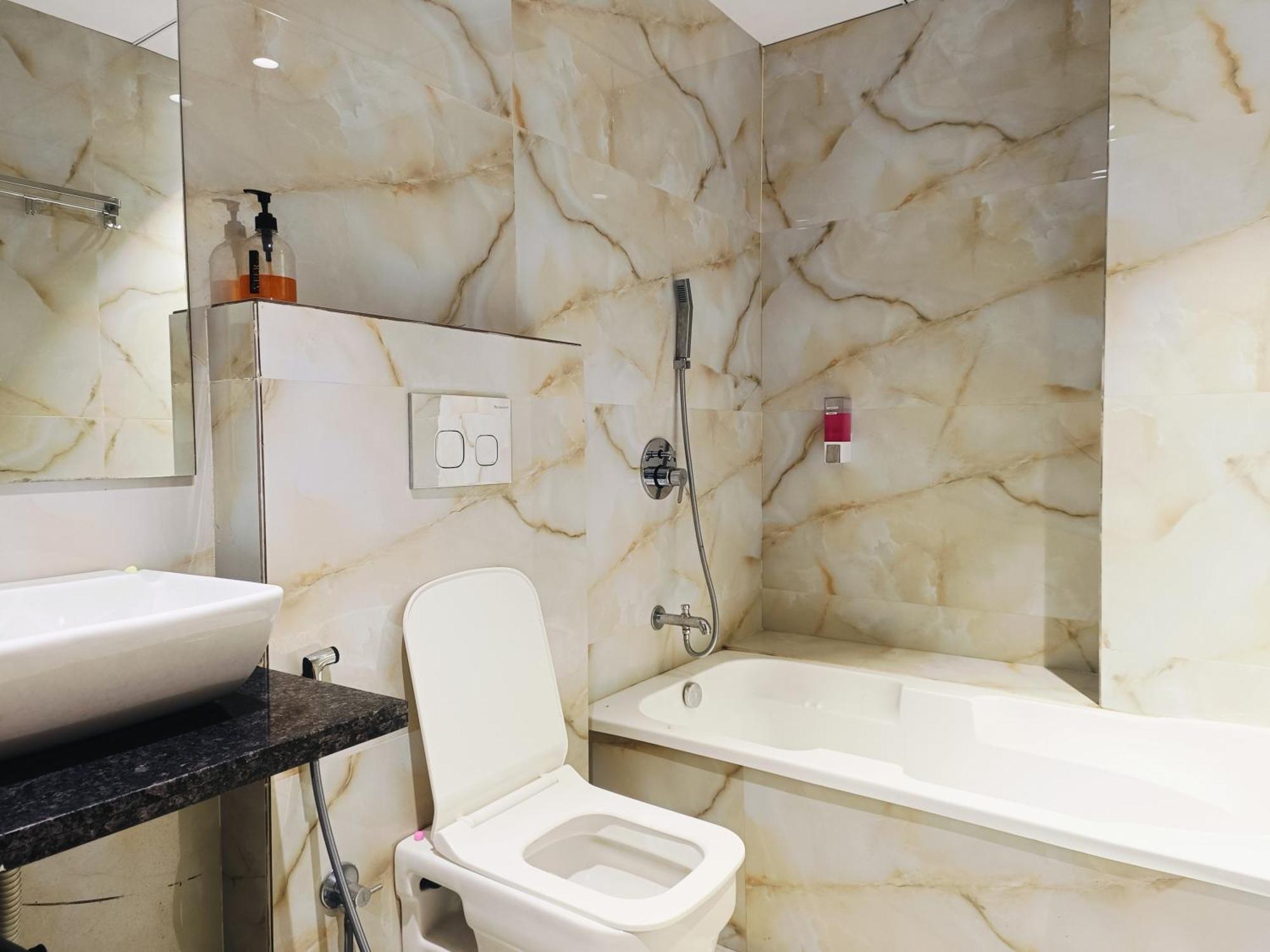 Hotel Gold Palace Inn Surat Dış mekan fotoğraf