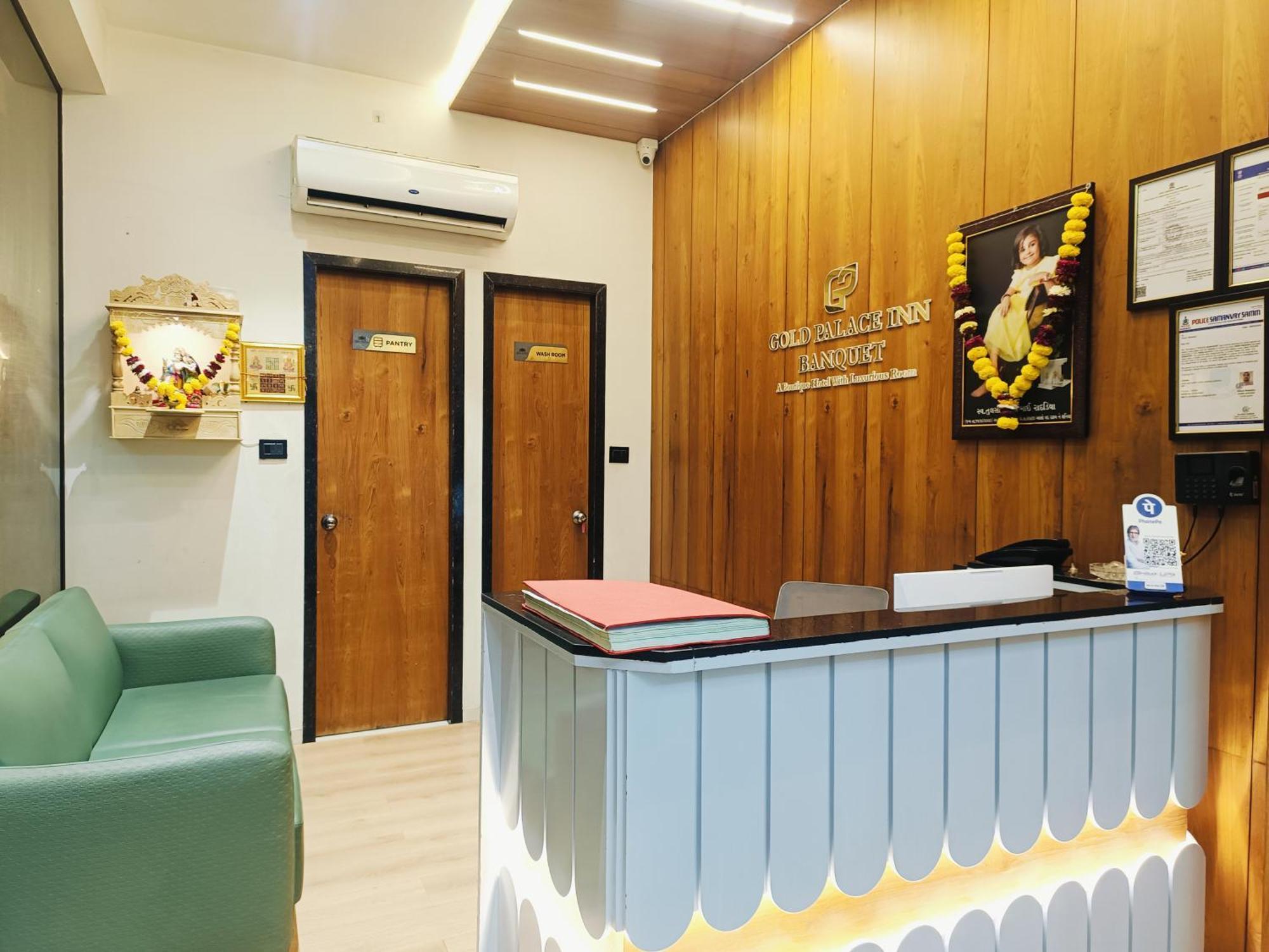 Hotel Gold Palace Inn Surat Dış mekan fotoğraf