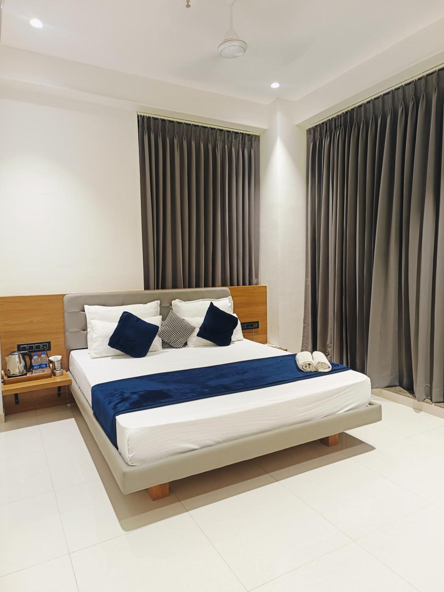 Hotel Gold Palace Inn Surat Dış mekan fotoğraf