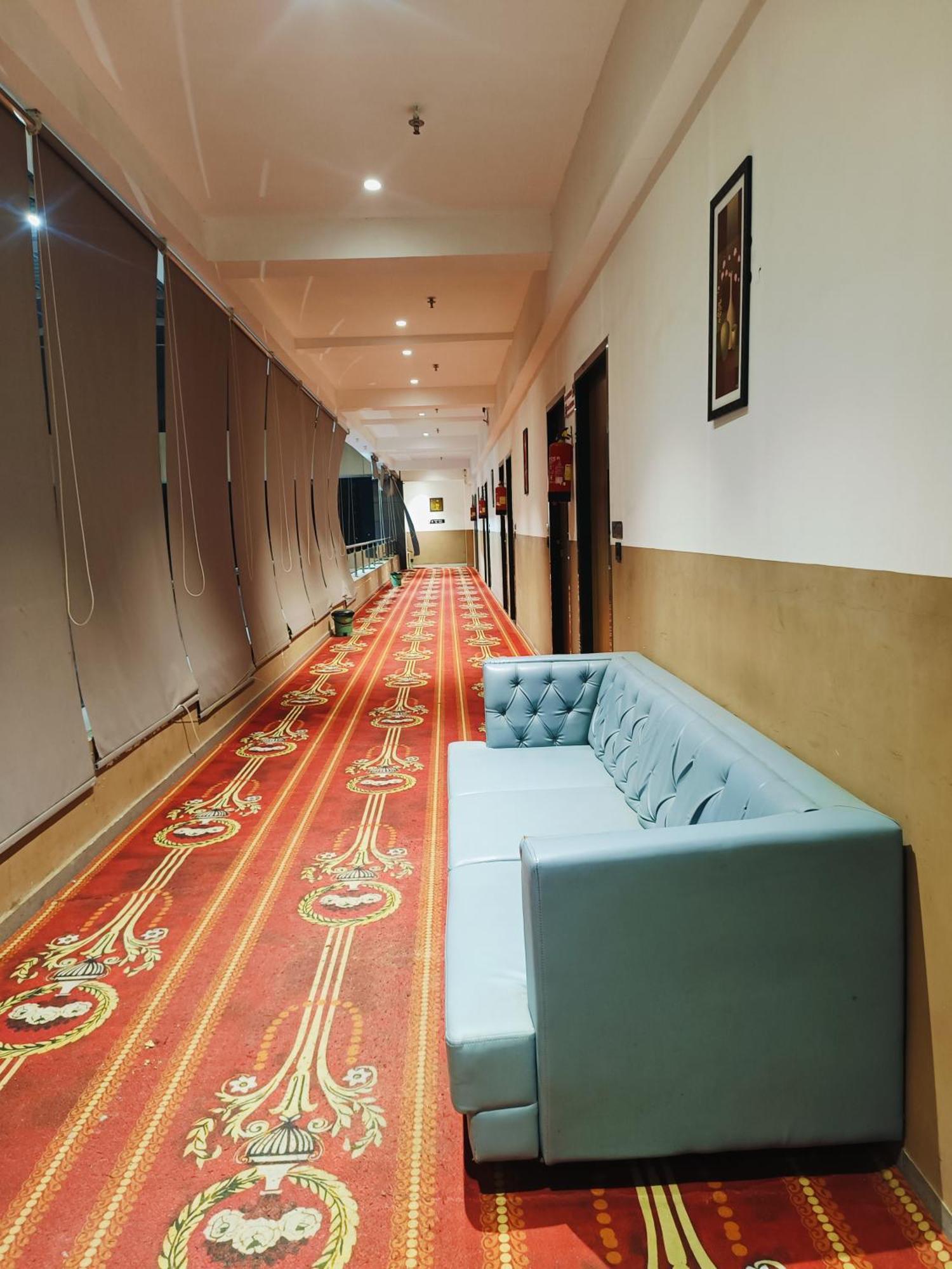Hotel Gold Palace Inn Surat Dış mekan fotoğraf