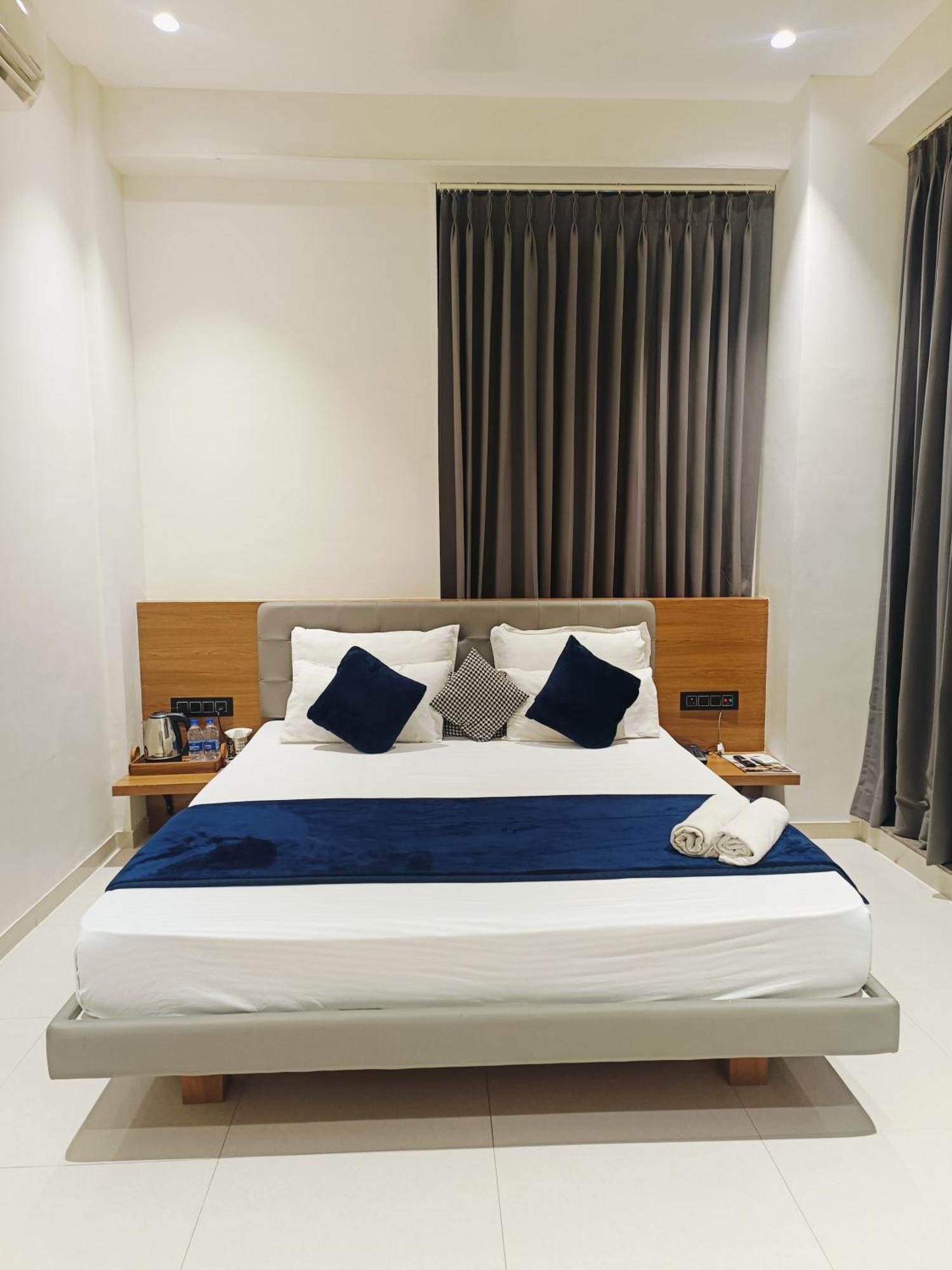 Hotel Gold Palace Inn Surat Dış mekan fotoğraf