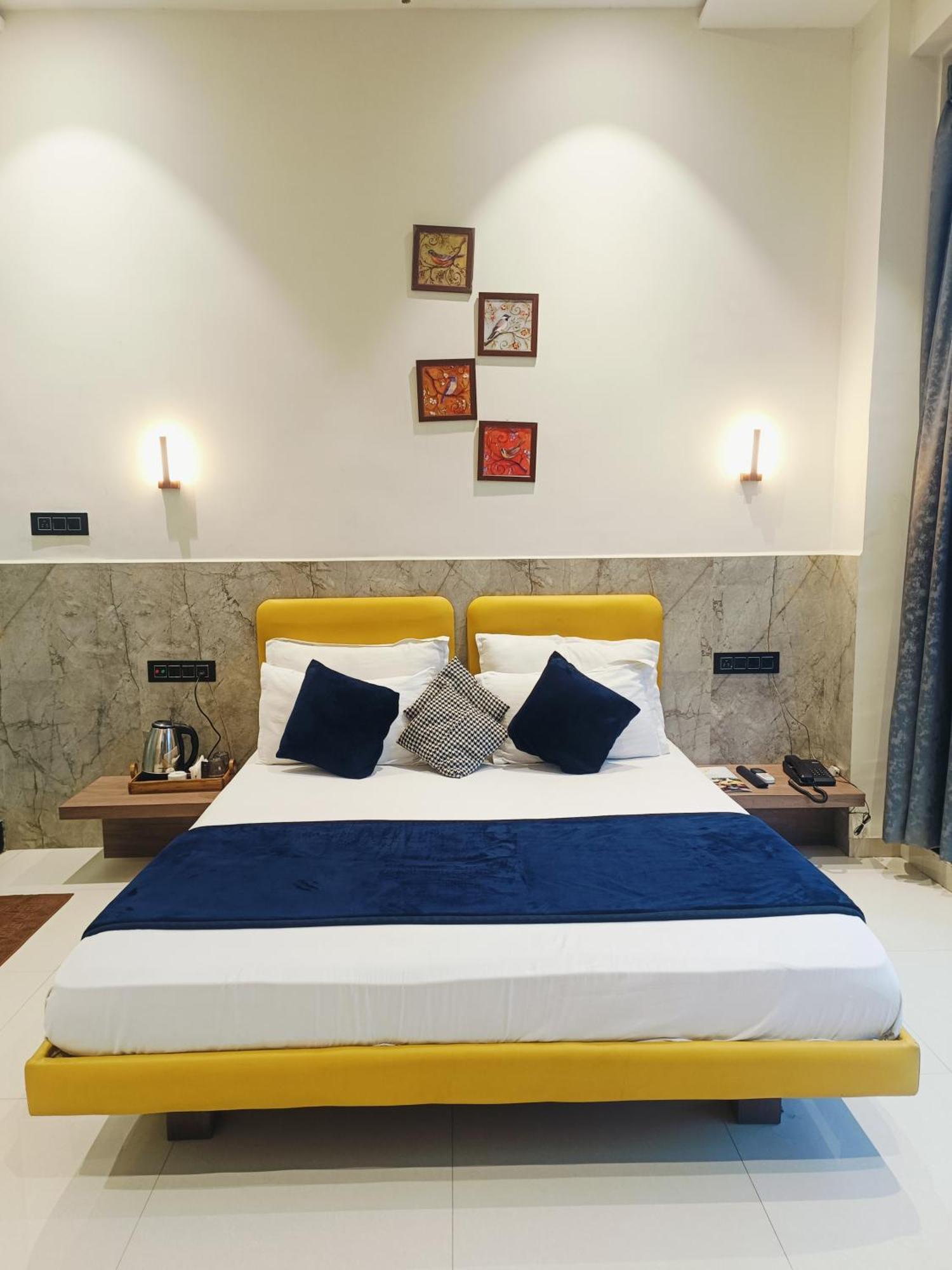 Hotel Gold Palace Inn Surat Dış mekan fotoğraf