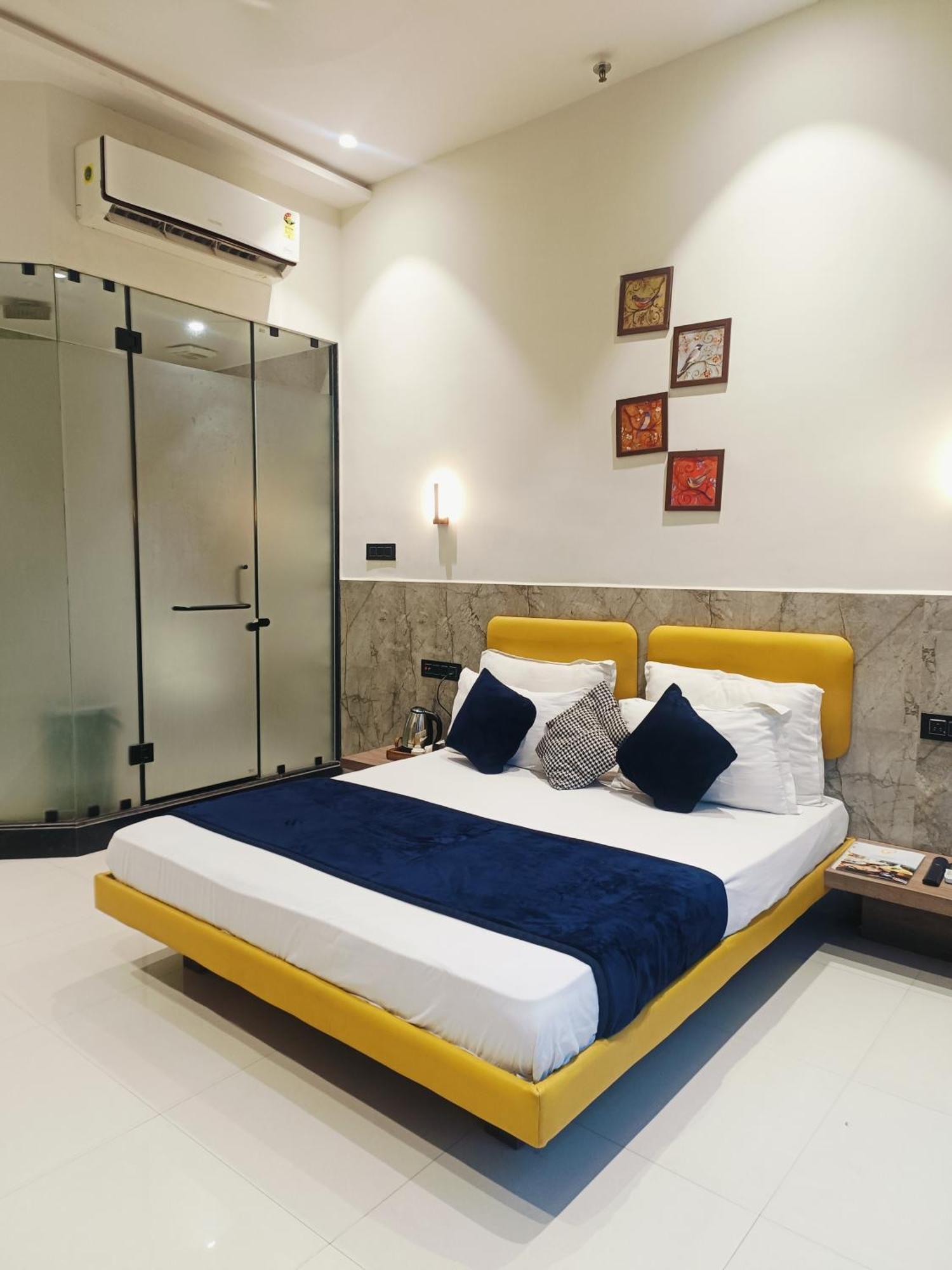 Hotel Gold Palace Inn Surat Dış mekan fotoğraf